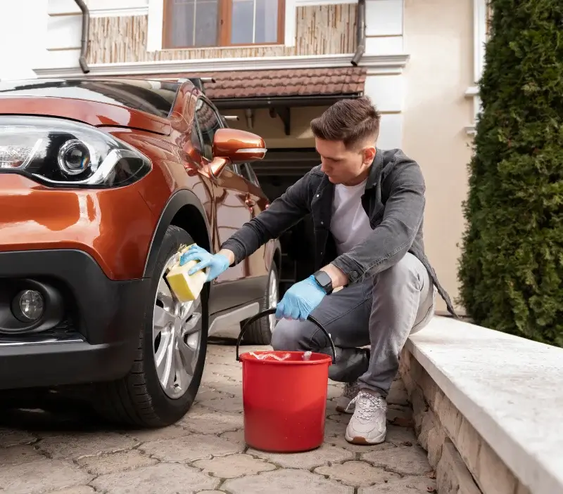 Lavage auto à domicile Saint-Thégonnec Loc-Eguiner : professionnel intervenant sur un véhicule